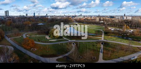 Blick aus der Vogelperspektive auf den Victory Park und die Skyline von Riga im Herbst Stockfoto