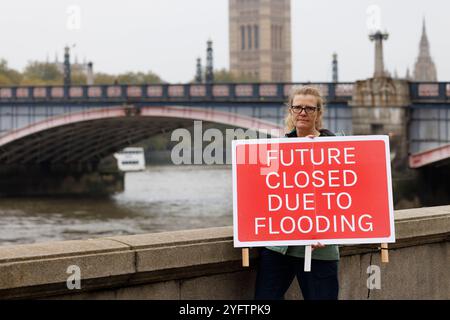 November 2024, März für sauberes Wasser, London, Großbritannien. March for Clean Water in London ist eine einmalige Veranstaltung, die von River Action organisiert wird, um die Regierung um sauberes Wasser in ganz Großbritannien zu bitten. Fluss-Action sagt: "Wasser ist Leben. Aber hier, in Großbritannien, ist es auf Lebenserhaltung. Wir marschieren, um unser Recht auf sauberes, gesundes und reichliches Wasser für alle Menschen in Großbritannien zurückzufordern. März für sauberes Wasser ist eine nationale Versammlung aller Betroffenen und empört über den Zustand unserer Wasserstraßen. Gemeinsam können wir diesen Gesundheitsnotstand lösen, indem wir von der neuen Regierung fordern, das geltende Gesetz durchzusetzen Stockfoto
