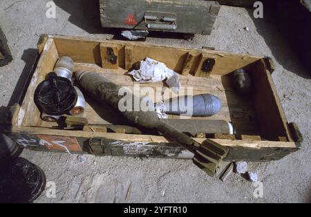 Erster Golfkrieg: 10. März 1991 verlassene irakische Kampfmittel am Anjafa Beach in Kuwait City: Zwei große chinesische Mörserbomben mit 82 mm Beleuchtung, eine sowjetische 82 mm Mörserbombe, mehrere Sicherungen und eine sowjetische PMN-1 Antipersonenmine ohne schwarze Gummidruckplatte. Stockfoto