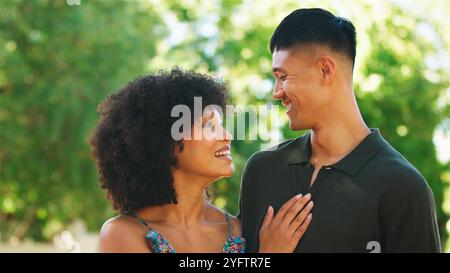 Ein Paar teilt einen freudigen Moment, während es von der Natur umgeben ist. Stockfoto