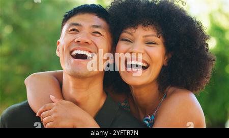 Paare lachen und umarmen sich im Freien in sonniger Umgebung. Stockfoto