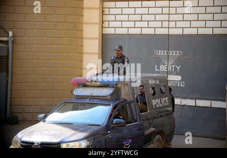 Ansicht des Standorts während Sicherheitsbeamte am Dienstag, den 5. November 2024, zur Inspektion und Rettung abgesperrt sind, nachdem sie einen Vorfall in der Bekleidungsfabrik im Grenzbereich der Polizeistation in Karachi beschossen hatten. Zwei chinesische Staatsbürger wurden bei einer Schießerei durch einen Sicherheitsbeamten verletzt. Laut einer Erklärung des Sindh-Hauptministeriums brach ein Konflikt zwischen den Ausländern und den Sicherheitskräften in der Bekleidungsfabrik in Karachi Sindh Industrial Trading Estate (STANDORT) aus. Stockfoto