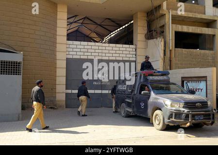 Ansicht des Standorts während Sicherheitsbeamte am Dienstag, den 5. November 2024, zur Inspektion und Rettung abgesperrt sind, nachdem sie einen Vorfall in der Bekleidungsfabrik im Grenzbereich der Polizeistation in Karachi beschossen hatten. Zwei chinesische Staatsbürger wurden bei einer Schießerei durch einen Sicherheitsbeamten verletzt. Laut einer Erklärung des Sindh-Hauptministeriums brach ein Konflikt zwischen den Ausländern und den Sicherheitskräften in der Bekleidungsfabrik in Karachi Sindh Industrial Trading Estate (STANDORT) aus. Stockfoto