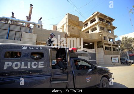 Ansicht des Standorts während Sicherheitsbeamte am Dienstag, den 5. November 2024, zur Inspektion und Rettung abgesperrt sind, nachdem sie einen Vorfall in der Bekleidungsfabrik im Grenzbereich der Polizeistation in Karachi beschossen hatten. Zwei chinesische Staatsbürger wurden bei einer Schießerei durch einen Sicherheitsbeamten verletzt. Laut einer Erklärung des Sindh-Hauptministeriums brach ein Konflikt zwischen den Ausländern und den Sicherheitskräften in der Bekleidungsfabrik in Karachi Sindh Industrial Trading Estate (STANDORT) aus. Stockfoto