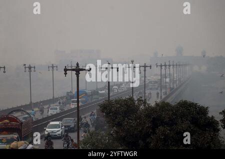 Während des Nebelwetters in der Wintersaison bedeckte man den Himmel, der am Dienstag, den 5. November 2024, über dem Horizont von Lahore gefangen wurde. Stockfoto