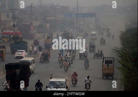 Während des Nebelwetters in der Wintersaison bedeckte man den Himmel, der am Dienstag, den 5. November 2024, über dem Horizont von Lahore gefangen wurde. Stockfoto