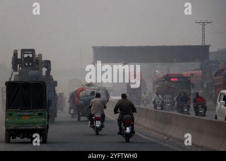 Während des Nebelwetters in der Wintersaison bedeckte man den Himmel, der am Dienstag, den 5. November 2024, über dem Horizont von Lahore gefangen wurde. Stockfoto