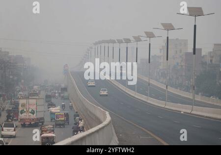 Während des Nebelwetters in der Wintersaison bedeckte man den Himmel, der am Dienstag, den 5. November 2024, über dem Horizont von Lahore gefangen wurde. Stockfoto