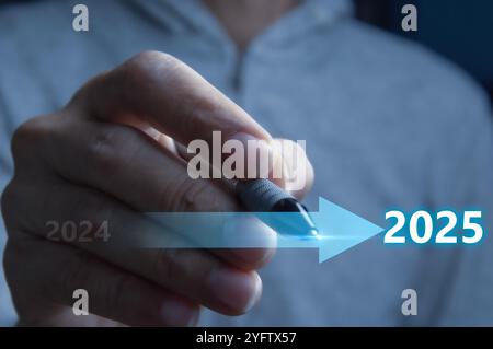 Beginn des neuen Jahres mit Ambition 2025 und Countdown Frohe weihnachten und ein frohes neues Jahr, Planungs- und Challenge-Strategie im neuen Jahr 2025-Konzept. Stockfoto