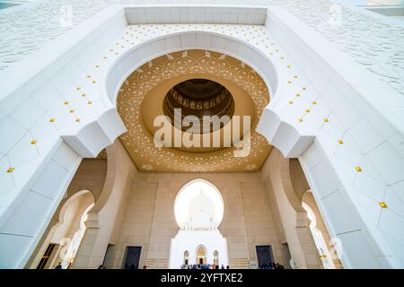 ABU DHABI, VAE - 18. DEZEMBER: Scheich-Zayed-Moschee, Abu Dhabi, VAE am 18. Dezember 2013 in Abu Dhabi. Die drittgrößte Moschee der Welt hat eine Fläche von 22.412 Quadratmetern Stockfoto