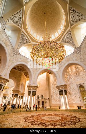 Abu Dhabi, Vereinigte Arabische Emirate - 18. Dezember 2014: Scheich-Zayed-Moschee, Abu Dhabi, VAE am 18. Dezember 2013 in Abu Dhabi. Die drittgrößte Moschee der Welt hat eine Fläche von 22.412 Quadratmetern Stockfoto