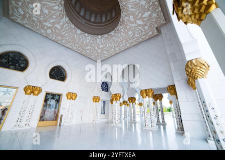 Abu Dhabi, Vereinigte Arabische Emirate - 18. Dezember 2014: Scheich-Zayed-Moschee, Abu Dhabi, VAE am 18. Dezember 2013 in Abu Dhabi. Die drittgrößte Moschee der Welt hat eine Fläche von 22.412 Quadratmetern Stockfoto