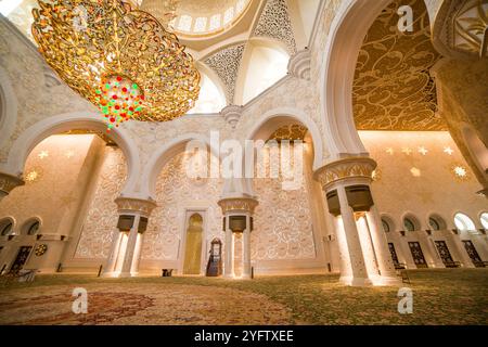 Abu Dhabi, Vereinigte Arabische Emirate - 18. Dezember 2014: Scheich-Zayed-Moschee, Abu Dhabi, VAE am 18. Dezember 2013 in Abu Dhabi. Die drittgrößte Moschee der Welt hat eine Fläche von 22.412 Quadratmetern Stockfoto