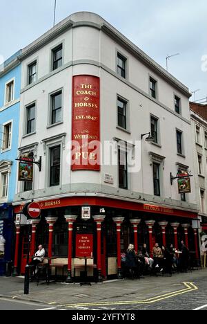 The Coach and Horses Pub in der 29 Greek Street, erbaut im frühen 19. Jahrhundert. Stockfoto