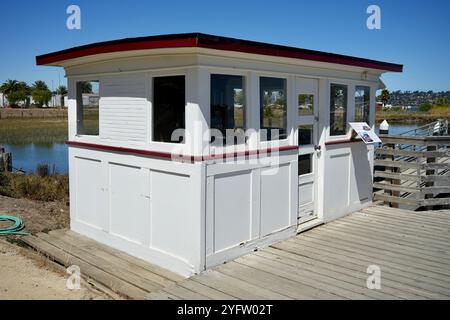 Pilotenhaus von der Fähre Issaquah, jetzt am Eingang zum Hafen von Galiläa. Stockfoto