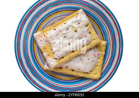 Getoastete Kelloggs Pop Tarts Frosted Strawberry Sensation auf bunten Teller auf weißem Hintergrund Stockfoto