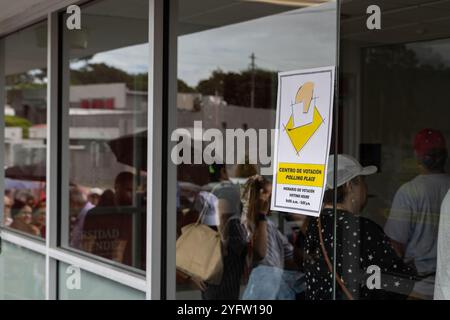 San Juan, USA. November 2024. Am Wahltag in San Juan (Puerto Rico) am Dienstag, den 5. November 2024, standen die Wähler vor langen Warteschlangen. (Carlos Berríos Polanco/SIPA USA) Credit: SIPA USA/Alamy Live News Stockfoto