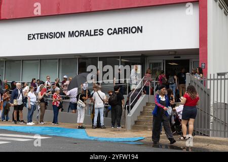 San Juan, USA. November 2024. Am Wahltag in San Juan (Puerto Rico) am Dienstag, den 5. November 2024, standen die Wähler vor langen Warteschlangen. (Carlos Berríos Polanco/SIPA USA) Credit: SIPA USA/Alamy Live News Stockfoto