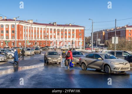 Die Menschen auf den Straßen von Petrosawodsk, Karelien Republik, während des sonnigen Wintertages in Russland. Stockfoto