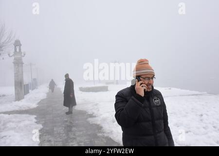 Die Menschen laufen unter dichtem Nebel in Srinagar, dem indischen Kaschmir am 15. Januar 2020. Die Temperatur in Srinagar fiel am 14. Januar auf -8,4 Grad Celsius und frierte den größten Teil der Kaschmir-Täler, den berühmten Dal-See, ein. Stockfoto