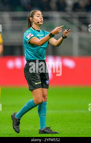 Die Schiedsrichterin Maria Sole Ferrieri Caputi wurde während des Fußballspiels der Serie A 2024/2025, zwischen Inter und Venezia im Giuseppe Meazza Stadion, in Aktion genommen. Endpunktzahl: Inter 1:0 Venezia. Stockfoto