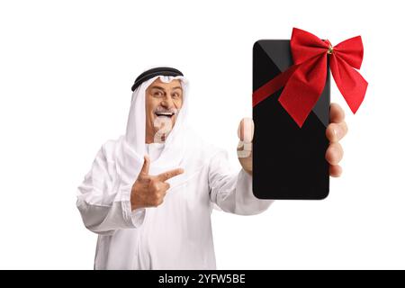 Glücklicher arabischer Mann Smartphone-Gewinner, der auf den Bildschirm zeigt, isoliert auf weißem Hintergrund Stockfoto