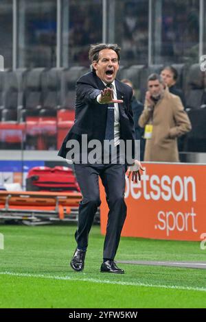 Cheftrainer von Inter Simone Inzaghi, der während des Fußballspiels der Serie A 2024/2025, zwischen Inter und Venezia im Giuseppe Meazza Stadion, in Aktion war. Endpunktzahl: Inter 1:0 Venezia. Stockfoto