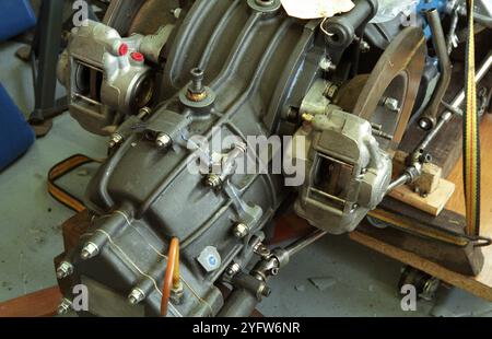 Klassischer 1973 Brabham F2 BT40 Einsitzer-Rennwagen während Renovierung in der Amateurwerkstatt. Detailansicht des Differenzialgehäuses, des Getriebes, der inneren Scheibenbremsen Stockfoto