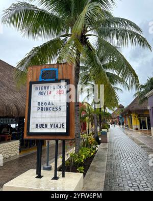 November 2023: Schild mit dem Regal Princess Kreuzfahrtschiff nach Puerta Maya, Cozumel, Quintana Roo, Yucatan Peninsula, Mexiko Stockfoto