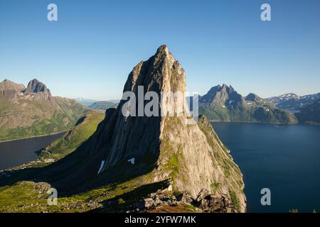 Ein atemberaubender Blick auf Segla, einen der berühmtesten Gipfel auf Senja Island, Norwegen. Der zerklüftete Berg erhebt sich scharf aus den umliegenden Fjorden, Kreatin Stockfoto