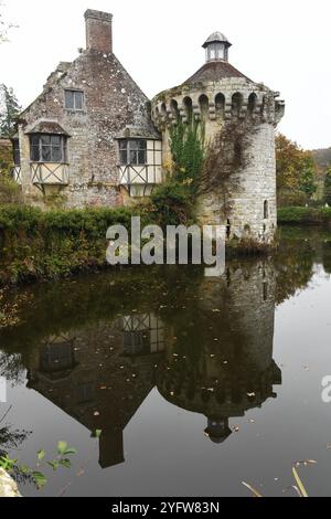 Burgspiegelung im Wasser Stockfoto