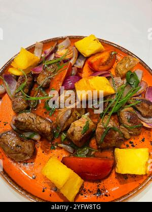 Lomo Saltado, traditionelles Gericht aus Peru. Stockfoto