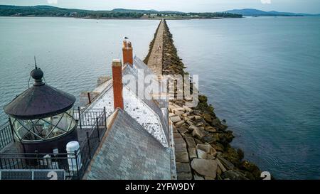 Rockland Breakwater Lighthouse, der durch den Hafen am Golf von Maine führt Stockfoto