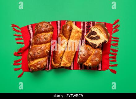 Hausgemachter Cozonac, traditionelles rumänisches süßes Brioche-Brot mit Walnüssen und Schokoladenfüllung Stockfoto