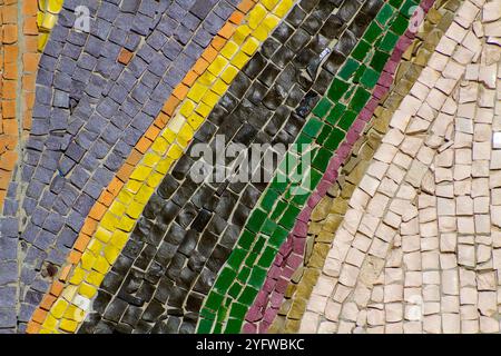 Farbenfrohe Keramikmosaik-Wandstruktur - handgefertigtes quadratisches Fliesendesign. Altes abstraktes mehrfarbiges Steinmosaik der Sowjetunion Stockfoto