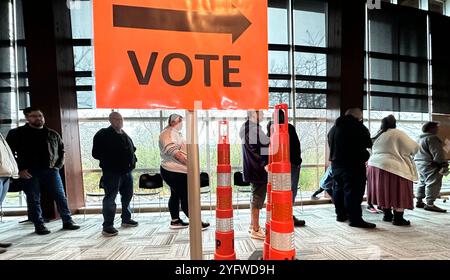 Mount Pleasant, Wisconsin, USA. November 2024. Die Wähler stehen am 5. November 2024 in der Village Hall in Mount Pleasant, Wisconsin. (Kreditbild: © Mark Hertzberg/ZUMA Press Wire) NUR REDAKTIONELLE VERWENDUNG! Nicht für kommerzielle ZWECKE! Stockfoto