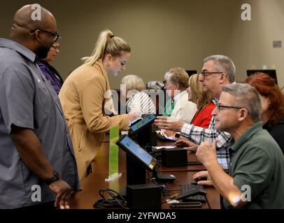 Mount Pleasant, Wisconsin, USA. November 2024. Die erste Wählerin KENDRA JOUBERT meldet sich am 5. November 2024 in der Village Hall in Mount Pleasant, Wisconsin, an. (Kreditbild: © Mark Hertzberg/ZUMA Press Wire) NUR REDAKTIONELLE VERWENDUNG! Nicht für kommerzielle ZWECKE! Stockfoto