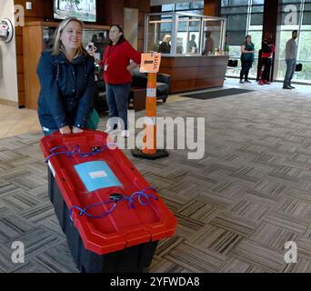 Mount Pleasant, Wisconsin, USA. November 2024. Dorflehrerin JILL FIRKUS bringt am Dienstag, den 5. November 2024, in der Village Hall in Mount Pleasant, Wisconsin, eine Wanne früherer Stimmen ein. (Kreditbild: © Mark Hertzberg/ZUMA Press Wire) NUR REDAKTIONELLE VERWENDUNG! Nicht für kommerzielle ZWECKE! Stockfoto