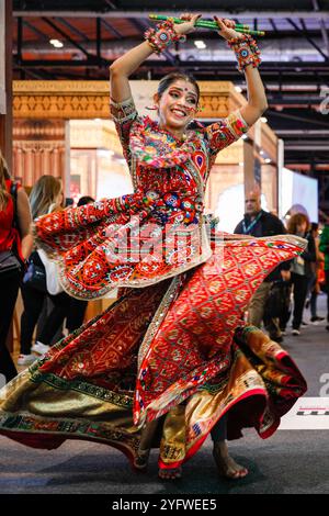 London, Großbritannien. November 2025. An Intels großem Stand treten zwei Tänzer der Dance 'n Beats Dance School in wunderschönen Rajastani-Outfits auf. Der diesjährige WTM ist der bisher größte, jetzt auf zwei Ebenen und voller Besucher. Aussteller und Besucher aus dem globalen Reiseverkehr besuchen die 44. Jährliche Weltreisemesse und -Ausstellung im Excel London Exhibition Centre. Die Messe wird rund 4.000 Aussteller aus 184 Ländern begrüßen. WTM läuft vom 5. Bis 7. November. Quelle: Imageplotter/Alamy Live News Stockfoto