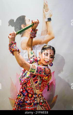 London, Großbritannien. November 2025. An Intels großem Stand treten zwei Tänzer der Dance 'n Beats Dance School in wunderschönen Rajastani-Outfits auf. Der diesjährige WTM ist der bisher größte, jetzt auf zwei Ebenen und voller Besucher. Aussteller und Besucher aus dem globalen Reiseverkehr besuchen die 44. Jährliche Weltreisemesse und -Ausstellung im Excel London Exhibition Centre. Die Messe wird rund 4.000 Aussteller aus 184 Ländern begrüßen. WTM läuft vom 5. Bis 7. November. Quelle: Imageplotter/Alamy Live News Stockfoto