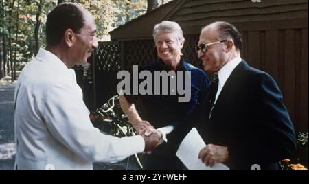 Der israelische Premierminister Menachem Begin und der ägyptische Präsident Anwar Sadat mit dem US-Präsidenten Jimmy Carter im September 1978 in Camp David. Stockfoto