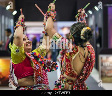 London, Großbritannien. November 2025. An Intels großem Stand treten zwei Tänzer der Dance 'n Beats Dance School in wunderschönen Rajastani-Outfits auf. Der diesjährige WTM ist der bisher größte, jetzt auf zwei Ebenen und voller Besucher. Aussteller und Besucher aus dem globalen Reiseverkehr besuchen die 44. Jährliche Weltreisemesse und -Ausstellung im Excel London Exhibition Centre. Die Messe wird rund 4.000 Aussteller aus 184 Ländern begrüßen. WTM läuft vom 5. Bis 7. November. Quelle: Imageplotter/Alamy Live News Stockfoto