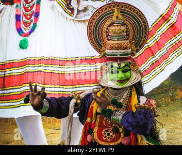 London, Großbritannien. November 2025. Der indische Bundesstaat Kerala besticht durch ein lebhaftes Kathakali mit grünem Gesicht und traditionellem Outfit. Der diesjährige WTM ist der bisher größte, jetzt auf zwei Ebenen und voller Besucher. Aussteller und Besucher aus dem globalen Reiseverkehr besuchen die 44. Jährliche Weltreisemesse und -Ausstellung im Excel London Exhibition Centre. Die Messe wird rund 4.000 Aussteller aus 184 Ländern begrüßen. WTM läuft vom 5. Bis 7. November. Quelle: Imageplotter/Alamy Live News Stockfoto