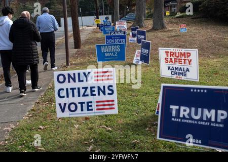 Fairfax, USA. November 2024. Die Schilder der Präsidentschaftskandidaten Donald Trump und Kamala Harris sind vor einem Wahlzentrum am 5. November 2024 im Fairfax County in Virginia zu sehen. (Foto: Probal Rashid/SIPA USA) Credit: SIPA USA/Alamy Live News Stockfoto