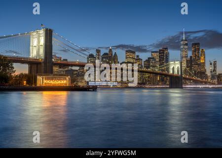 Die berühmte Brooklyn Bridge und die Skyline von Lower Manhattan in New York in der Abenddämmerung Stockfoto