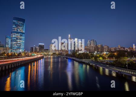 Die Skyline von Philadelphia mit dem Schuylkill River bei Nacht Stockfoto