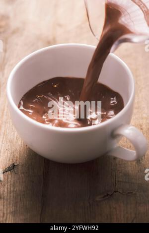 Natürliche gesunde heiße Schokolade Mandelmilch dunkle Schokolade Zimt Stockfoto