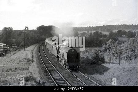 Ende der 1950er Jahre, historische Dampflokomotive, Nr. 30916, auf Eisenbahngleis, England, Großbritannien. Die Munsell V Cass 4-4-0-Lokomotive (Whitgift) wurde im Dezember 1948 als British Railways in 30916 umnummeriert. 1962 aus dem Dienst genommen Stockfoto