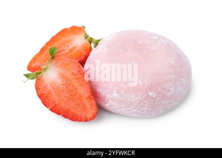 Köstliche Mochi und Erdbeere isoliert auf weiß Stockfoto