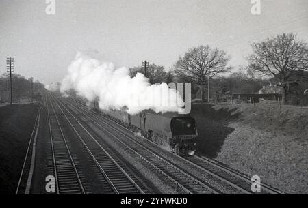 Ende der 1950er Jahre, historische Dampflokomotive, Nr. 34102 Lapford auf der Schiene, England, Vereinigtes Königreich. Sie wurde 1950 in Eastleigh Works gebaut und Betrieb auf der Southern Railway (SR) – das Ergebnis einer Fusion von LSWR und anderen Eisenbahnen in Südengland 1923 – untl 1967. Stockfoto